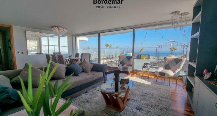 Amplio living con acceso directo a la terraza y vista despejada al mar