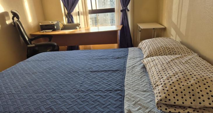 Amplio dormitorio principal en suite, diseñado para el descanso con baño privado incorporado.