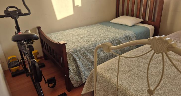 Dormitorio amoblado con capacidad para dos camas de 1,5 ;  ideal para compartir o recibir visitas con total comodidad
