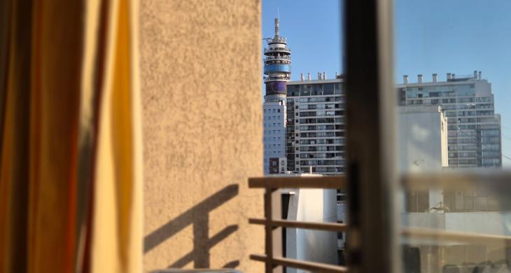 Terraza  con vista privilegiada a la Torre Entel, el corazón icónico del centro de Santiago.