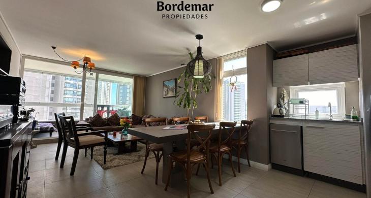 Comedor de gran amplitud, pensado para la comodidad de una gran familia, mesón integrado.