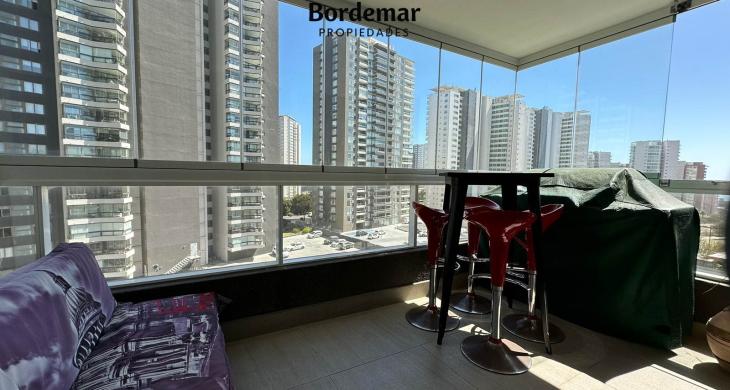 Exclusiva terraza cerrada con sistema de vidrios de vista libre (plegables), que permite disfrutar un espacio cómodo y versátil, ideal para habilitar un segundo ambiente de estar o comedor exterior con máxima seguridad y confort.