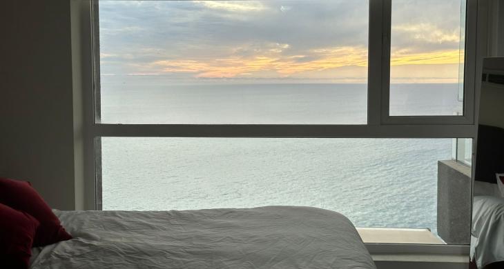 Dormitorio principal no solo ofrece una vista inigualable al mar desde el piso 25, sino también la tranquilidad que buscas gracias a sus ventanas termopanel. Despertar aquí es otra experiencia.