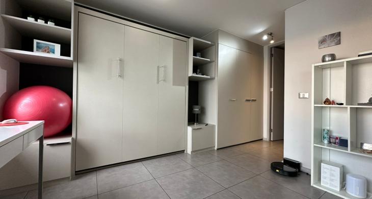 Segunda habitación en suite con innovadora cama plegable integrada que se oculta como clóset