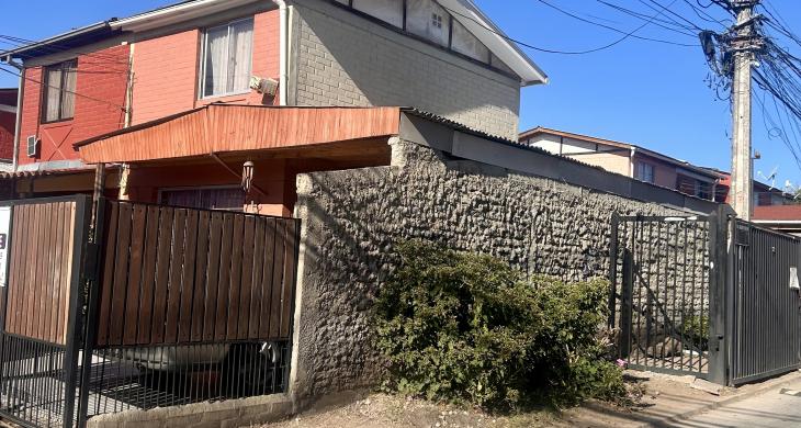 Casa esquina amplia entrada por avenida y pasaje