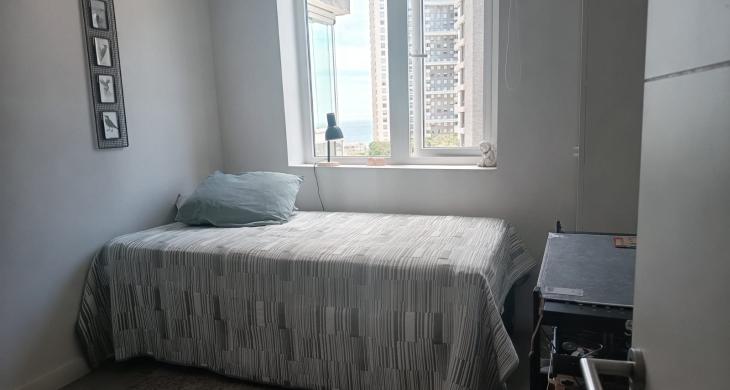 “Segundo dormitorio del departamento con ventana que aporta buena iluminación natural y espacio para una cama de dos plazas.