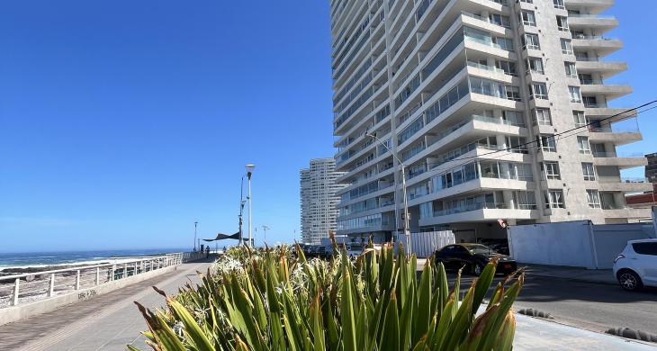 Edificio Península  , primera linea frente al mar.