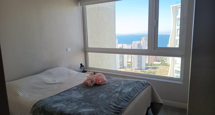 Dormitorio principal en suite: el equilibrio perfecto entre orden y descanso. Con clósets integrados y baño privado, cada metro está pensado para tu comodidad 