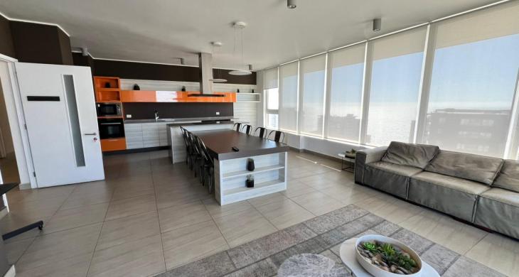 En el punto más alto del edificio, el Lounge ofrece un espacio de diseño sofisticado y atmósfera tranquila. Equipado con mobiliario moderno y amplios ventanales, para compartir con familiares y amigos