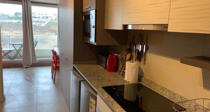 Cocina de alto estándar con cubiertas de granito, combinando elegancia y máxima resistencia