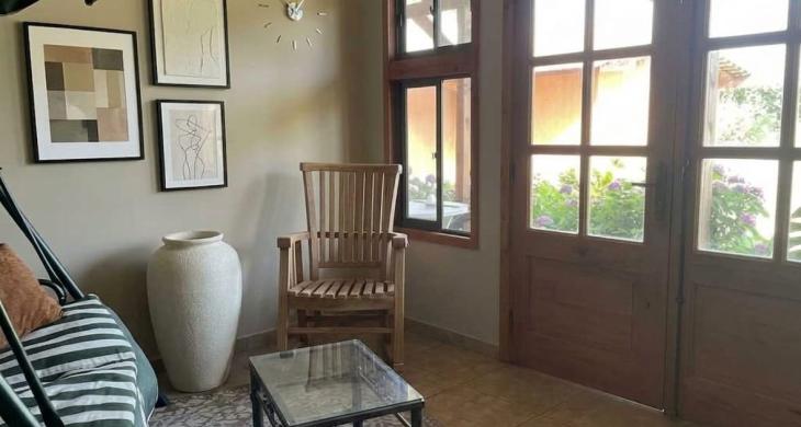 Con importantes ventanas y ventanales que iluminan las áreas de la casona