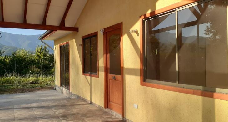 CASA ADICIONAL con entrada independiente. Con tres dormitorios y dos baños (uno en suite), living comedor, cocina comedor, amplia cocina, lavandería y estcionamientos. 