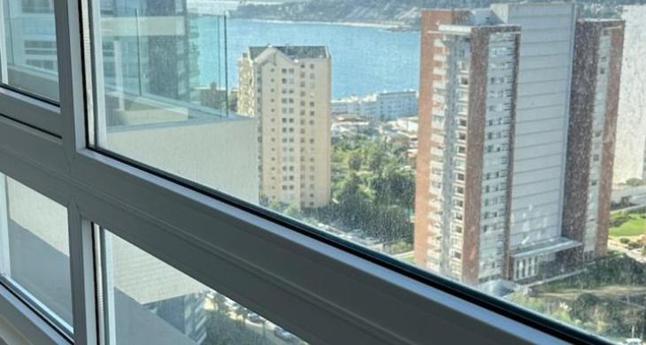 Despierta cada mañana con una inspiradora vista al horizonte marino.