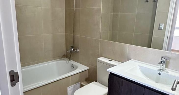 Baño completo con tina, ideal para un momento de relajo al final del día.