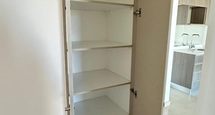 Almacenamiento funcional con finas terminaciones para mantener tu dormitorio siempre impecable.