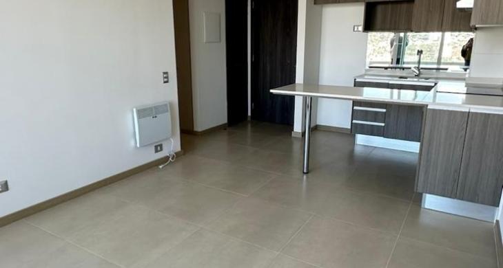 Espacio comodo y luminoso que conecta perfectamente con la cocina y la terraza.