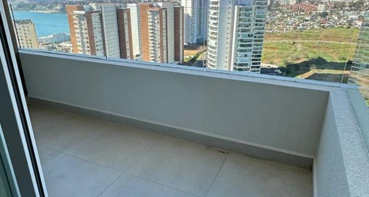 Espacio exterior protegido con malla profesional, combinando seguridad y una vista despejada.