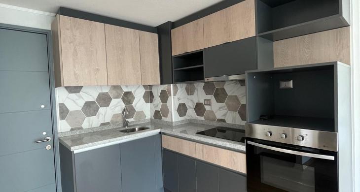Moderna Cocina completamente equipada , horno empotrado, cocina encimera vitroceramica ,cubierta de granito, campana de extracción de olores y muebles de cocina