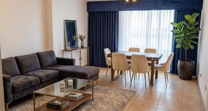 Amplio espacio para living/comedor, que se extiende hasta la terraza.