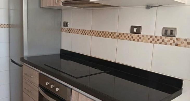 CCocina diseñada para tener la mejor distribución de su mobiliario. Con estufa eléctrica incluída.