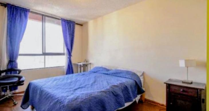 Amplio espacio en dormitorio principal en suite