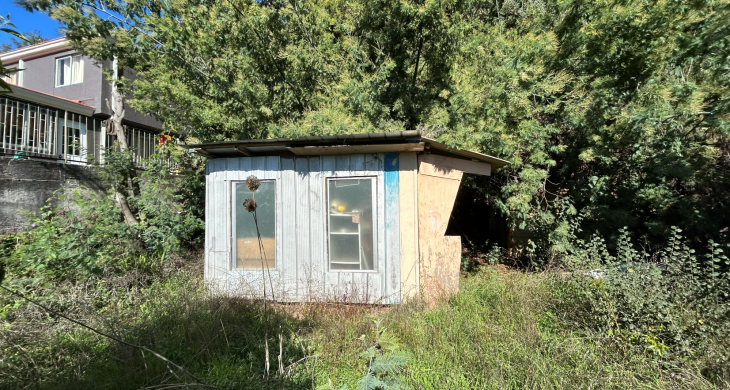 bodega o tercera vivienda sin mantencion en el fondo del terreno