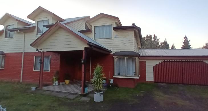 SE VENDE PARCELA CON GRAN CASA CONSTRUIDA LIVING COMEDOR, COCINA AMOBLADA, 5D, 3B, DORM PRINCIPAL EN SUIT, GARAGE PARA 3 VEHIC, QUINCHO CON GRAN SALON PARA CELEBRACIONES FAMILIARES