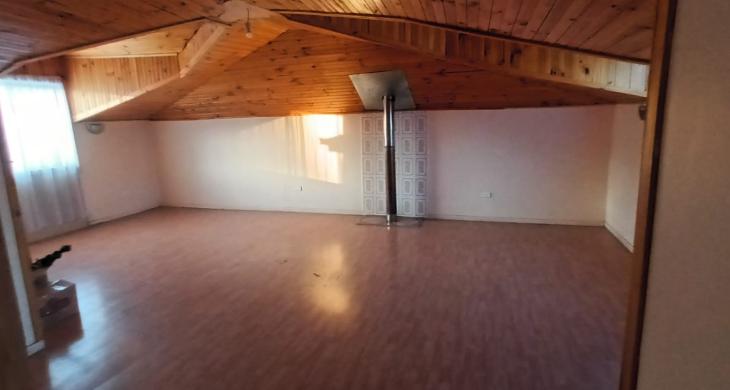 AMPLIA SALA DE ESTAR EN 2DO PISO QUE PUEDE DESTINAR PARA JUEGOS, TV O SALA DE CINE
