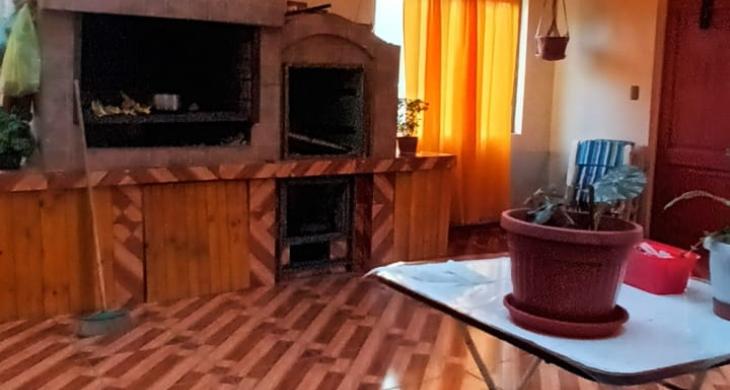 QUINCHO ADOSADO A CASA CON SALIDA DESDE COCINA Y GARAGE DE CASA 