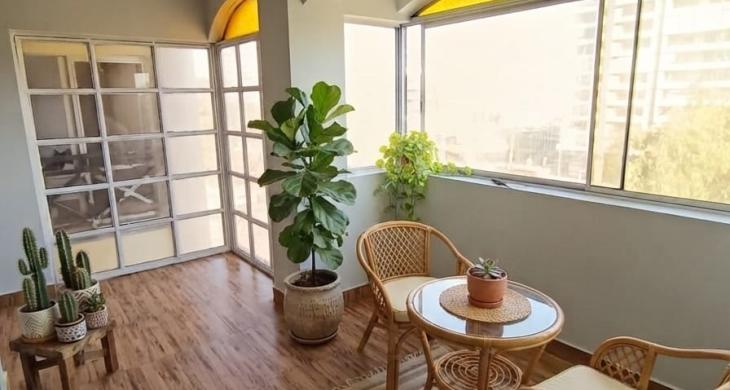 AMPLIA TERRAZA QUE DA ORIGEN A UN ESPACIO PARA DISFRUTAR CADA AMANECER Y PUESTA DE SOL COSTERA. 
