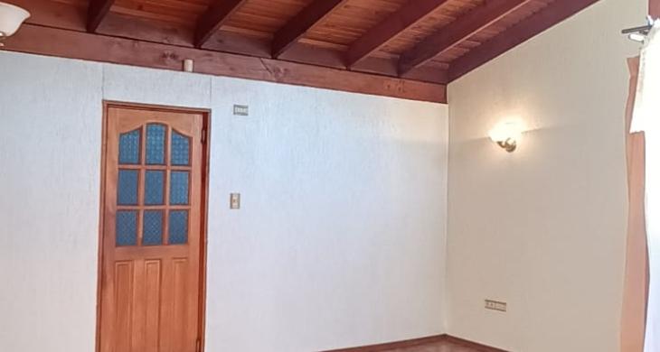 Amplio comedor con puerta de acceso que conecta directo hacia a la cocina 