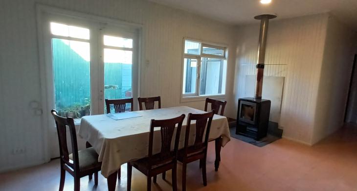 gran sala de estar o comedor diario iluminado con puerta de acceso hacia estacionamiento de casa, sala que conecta directo hacia dormitorio 1