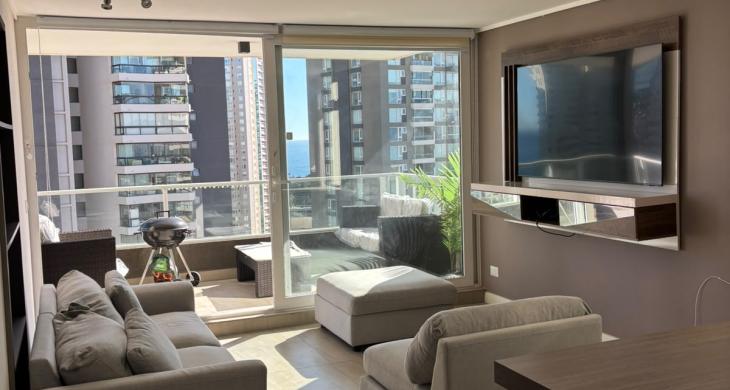 Amplio, muy luminoso (orientación norponiente) y con un moderno mesón integrado que conecta de forma fluida con la cocina. Salida a terraza.