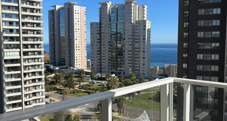 Cómodo espacio con vista parcial al mar, perfecto para disfrutar del sol de la tarde y los atardeceres.