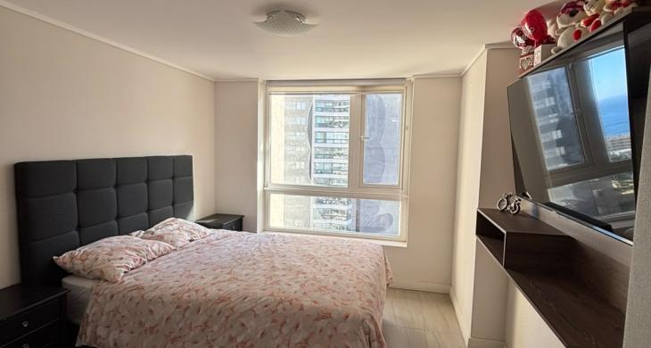 Dormitorio principal en suite, de excelente tamaño y sumamente luminoso. Un espacio diseñado para el descanso que destaca por sus amplios clósets de gran capacidad, ideales para mantener una organización perfecta
