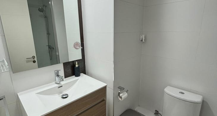  Baño principal completo y en suite. Cuenta con un diseño moderno, excelentes terminaciones y un cómodo shower door de cristal que optimiza el espacio y brinda mayor confort diario.