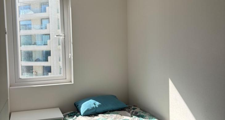 Pieza 3: Tercer dormitorio cómodo y con clóset integrado. Destaca por su excelente luminosidad natural durante la tarde.