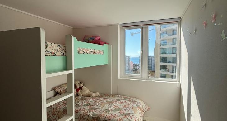 Pieza 2: Segundo dormitorio de excelente tamaño, muy amplio y luminoso gracias a su orientación. Cuenta con su propio clóset integrado y ofrece espacio ideal para una cama de dos plazas o dos camas de una plaza cómodamente.