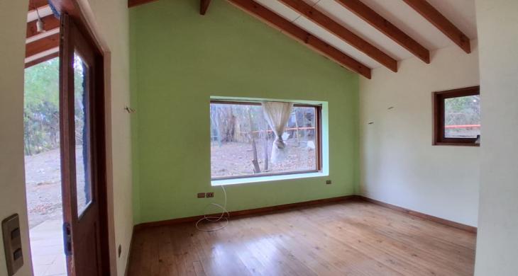 dormitorio con salida al corredor. Ventanal al poniente