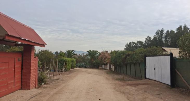 La propiedad está en un loteo de aprox 15 de los cuales un poco más de la mitad están habitados, incluyendo un centro turístico ecológico y caballerizas 