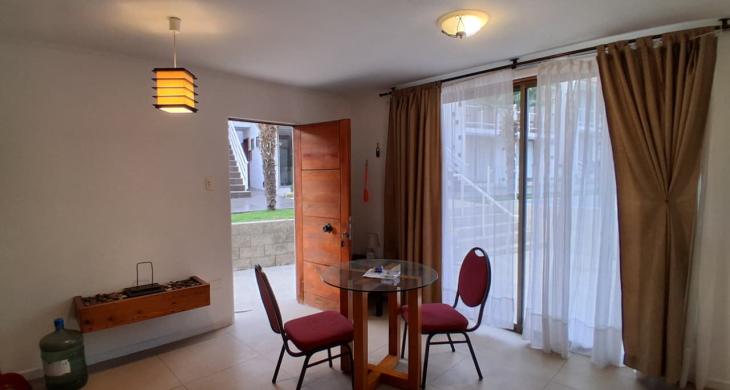sala de estar con estufa, amoblada para dos personas. Refrigerador, microondas, encimera a gas de dos platos.