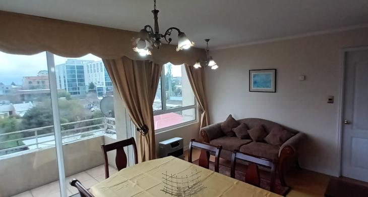 LIVING COMEDOR, AMOBLADO CON COMEDOR 6 SILLAS, COMODO SOFA, ALFOMBRAS, MESA LATERAL, LAMPARAS Y CUADROS DECORATIVOS TODO EN EXCELENTE ESTADO