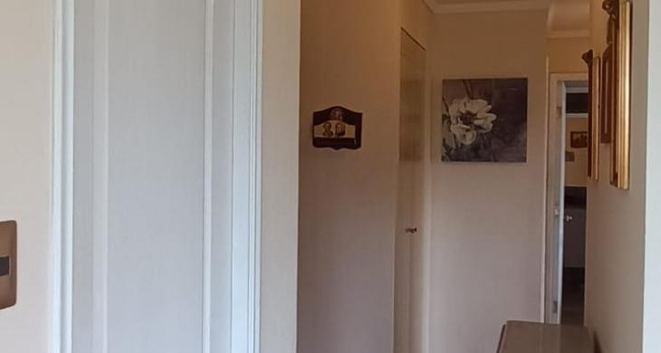 PUERTA DE ACCESO A COCINA INDEPENDIENTE AMOBLADA Y EQUIPADA