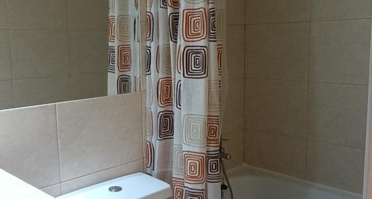 BAÑO 1 CON VANITORIO CUARZO Y GRANITO, AMPLIO ESPEJO, DUCHA CON TINA
