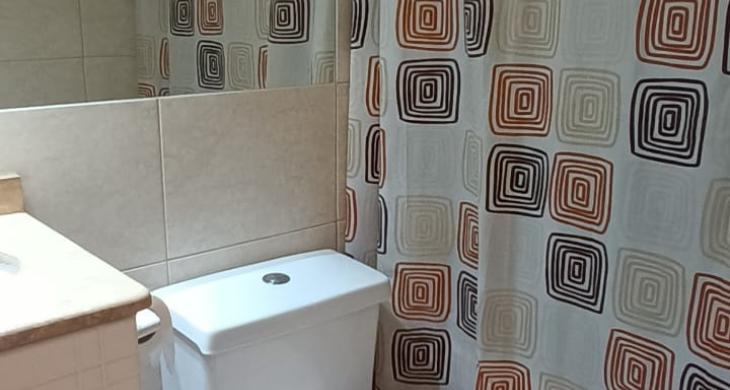 BAÑO CON CORTINA