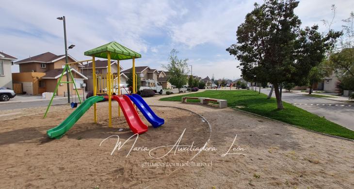 Plaza y Juegos infantiles del Condominio