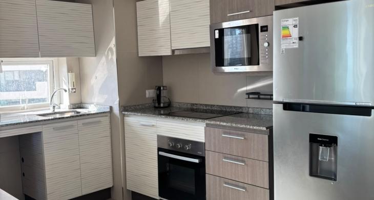 Cocina semi-abierta que integra los ambientes con estilo y luminosidad. Recién pintada y pulcra, ofrece la mezcla perfecta entre un concepto moderno y la funcionalidad independiente.