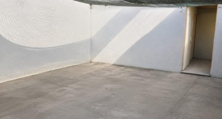 UN ESPACIOSO  E ILUMINADO PATIO 