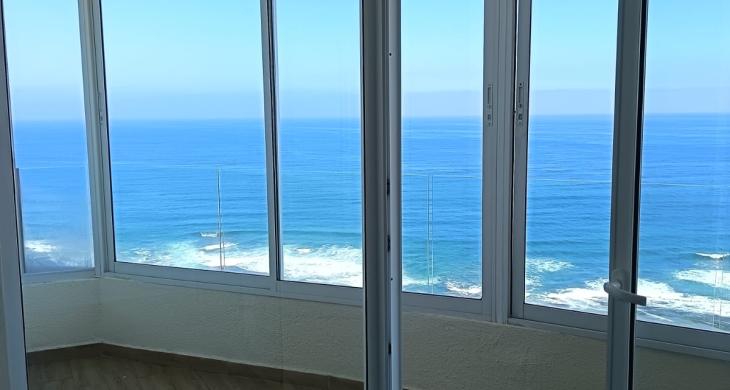 UNA TERRAZA  QUE ABARCA EL DORMITORIO PRINCIPAL  JUNTO A LIVING Y COMEDOR PARA ARMAR UN ESPACIO MUY INSPIRADOR FRENTE AL MAR. TERRAZA TOTALMENTE VIDRIADA QUE OTORGA SEGURIDAD  