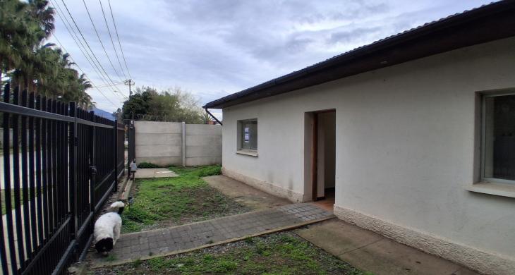 Fachada de la casa, frente de 14 metros. Entrada a estacionamiento para 2 autos. 